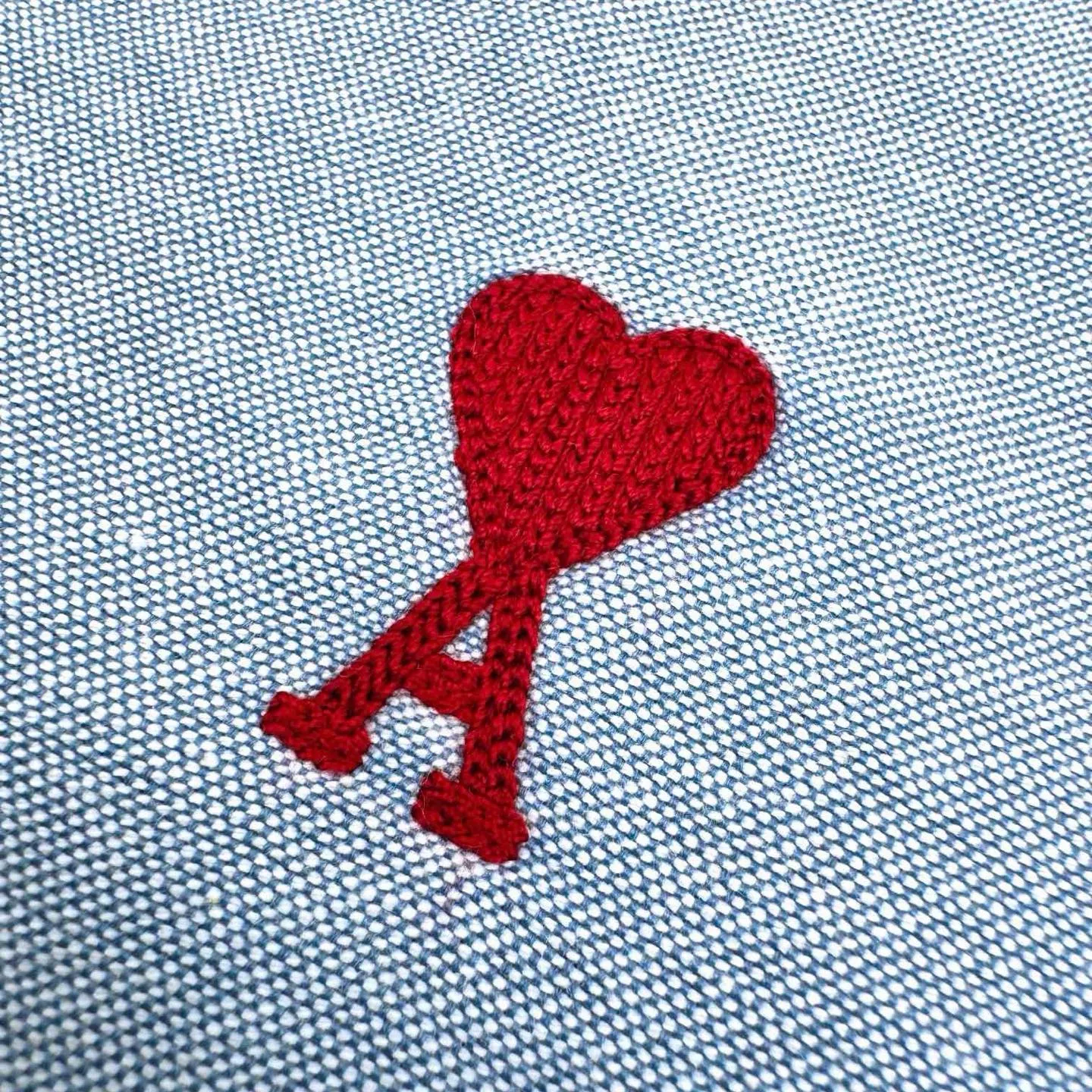 Ami Paris love embroidered short-sleeved shirt (gray blue). The original purchase was . The fabric is made of custom-made luxury Oxford cloth. It has excellent texture and is comfortable and close to the skin. The elegant gray and blue charm is quiet and elegant. A bright red love heart jumps out on the chest and is embellished like a work of art. It is casual yet exquisite. It is the ultimate simplification of color and conveys the love and persistence of life. The minimalist shape contains the soul of fashion and adopts imported machine embroidery technology. Using advanced computer control systems and precision mechanical components, Ami's love embroidery work is realized with high precision. The lines are smooth and delicate, and the fabrics have been washed. It has a better hand feel and texture, is not easy to deform, is not easy to shrink, is not easy to fade, and maintains long-term beauty. Size:S-M-L-XL